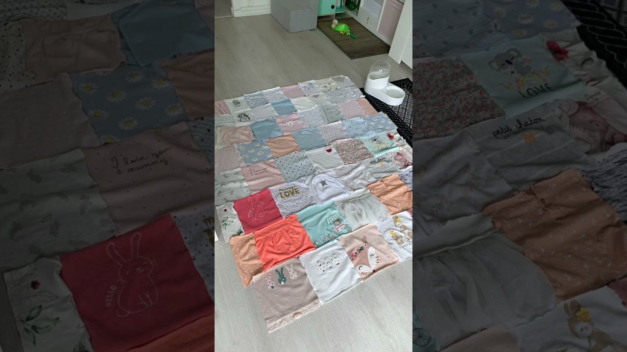 Couverture souvenir des vêtements de bébé.