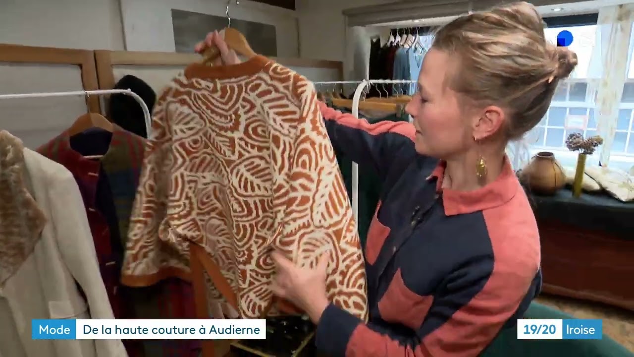 "C'est un travail de précision". Riki Margot, la créatrice sculpte les vêtements dans son atelier