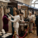 découvrez les nouveaux exposants du salon des antiquaires de la couture, qui participent pour la première fois à cette édition riche en découvertes et trésors uniques.