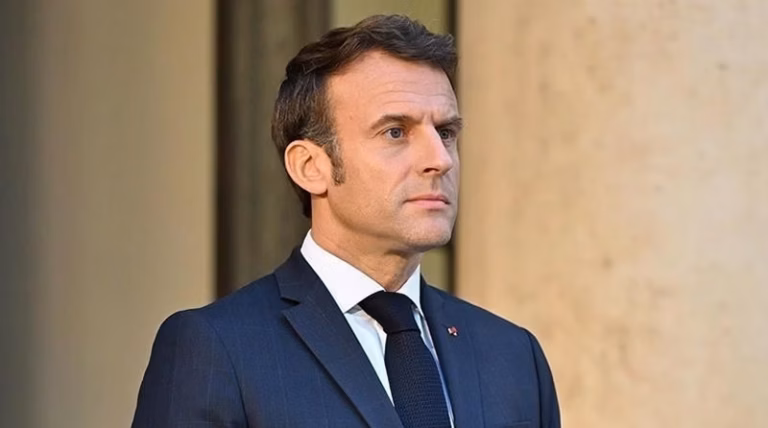 Macron affiche sa virilité, drame en Suisse et adieu à une icône du sport français